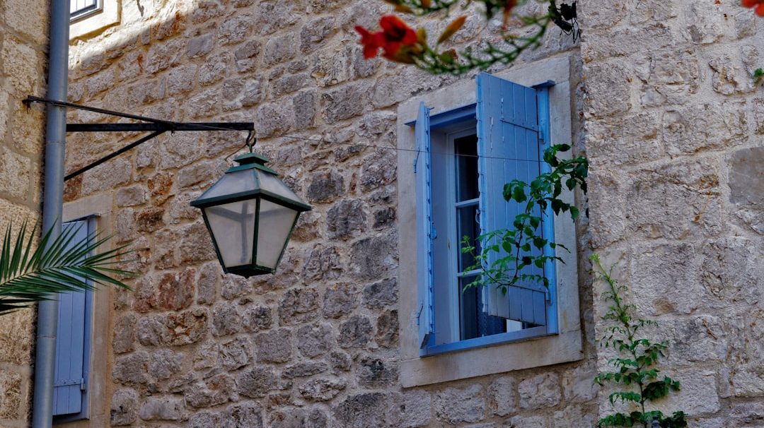 Photo rustic outdoor wall light